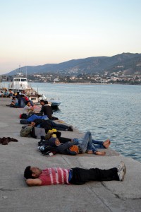 Μετανάστες είναι ξαπλωμένοι στο λιμάνι της Μυτιλήνης, την Παρασκευή 12 Ιουνίου 2015. Ασφυκτική η κατάσταση στο λιμάνι της Μυτιλήνης από εκατοντάδες παράτυπους μετανάστες και πρόσφυγες που περιμένουν έως και πέντε μέρες να "συλληφθούν" από το Λιμενικό Σώμα και να προωθηθούν στο Κέντρο Υποδοχής της Μόριας. Από εκεί θα πάρουν μετά από μέρες τα απαραίτητα χαρτιά προκειμένου να προωθηθούν στην Αθήνα.  ΑΠΕ- ΜΠΕ/ ΑΠΕ-ΜΠΕ /ΣΤΡΑΤΗΣ ΜΠΑΛΑΣΚΑΣ